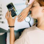 mujer calculando deducciones